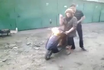 Fille sur scooter Fail