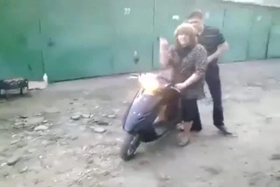 Fille sur scooter Fail