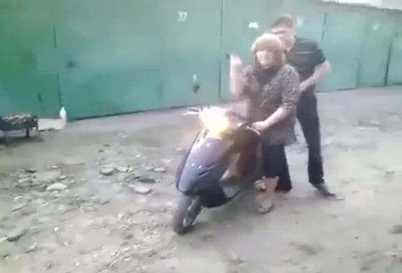 Fille sur scooter Fail