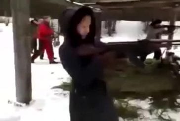 Fille russe tire avec un AK 47