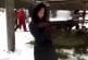 Fille russe tire avec un AK 47