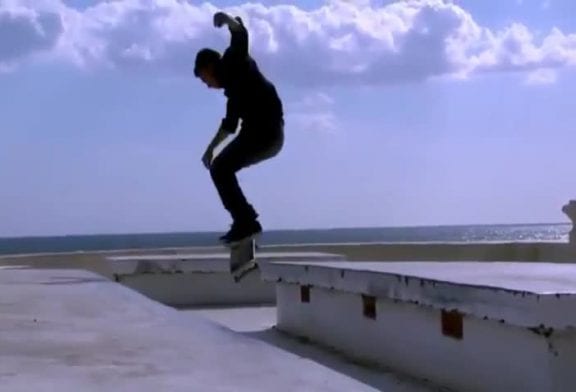 Kilian Martin fait une démonstration de skateboard