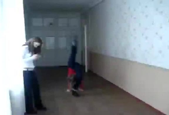 Faceplant d’une gymnaste en herbe