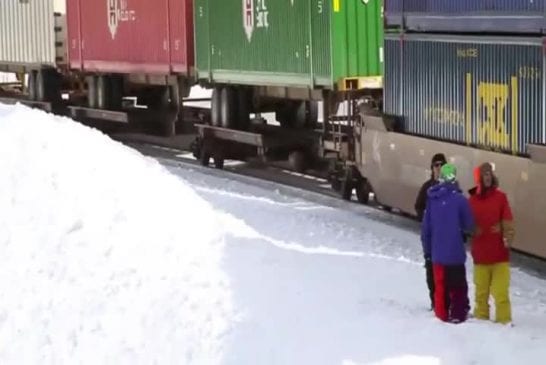 Trevor Jacob saute au dessus d'un train en marche