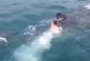 Homme audacieux monte sur un requin baleine