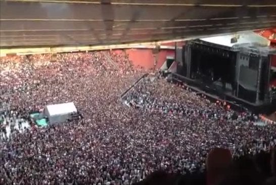 La foule chante Bohemian Rhapsody avant le concert de Green Day