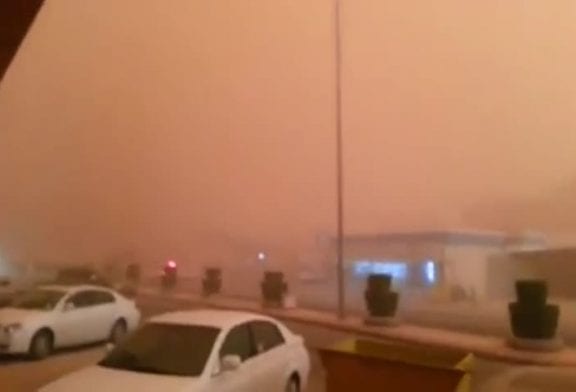 Tempête de sable transforme le jour en nuit