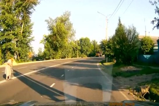 Bon conducteur aide une dame à traverser la route