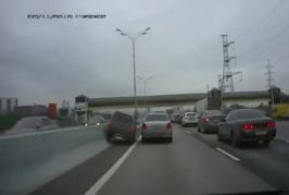 Pilote russe évite les embouteillages en roulant sur la barrière de sécurité