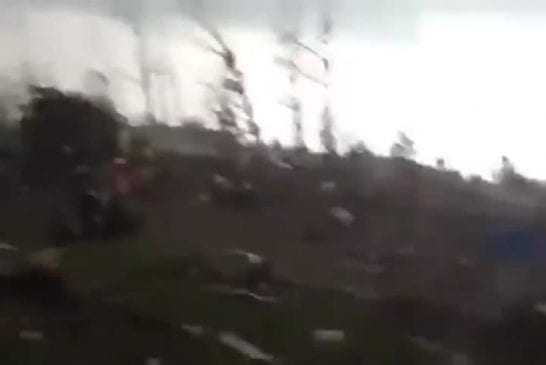 Cette famille sort de la cave après le passage de la tornade d’Oklahoma