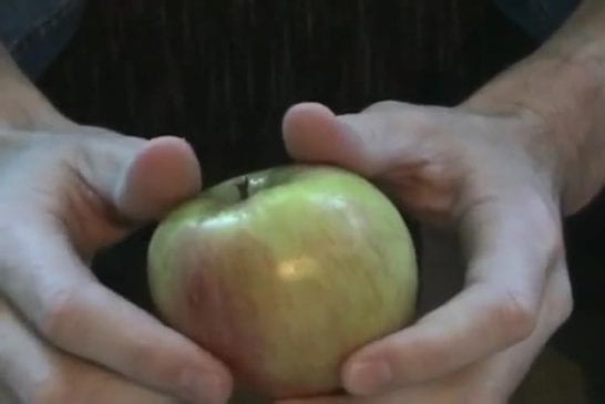 Couper une pomme en 2 à mains nues