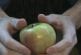 Couper une pomme en 2 à mains nues