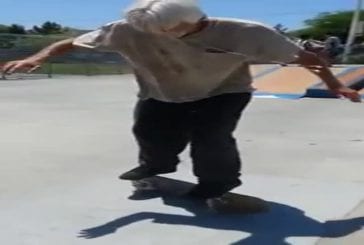 Vieil homme fait du skateboard