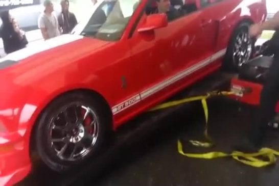 Cette voiture Shelby GT500 détruit un appareil de contrôle technique