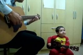 Père et fils âgé de 2 ans font une reprise des Beatles