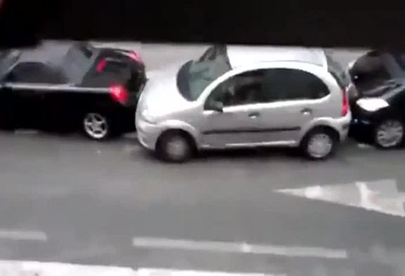 Cette femme gare sa voiture