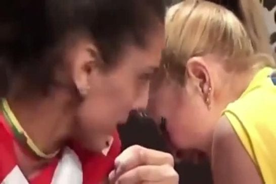 Cris effrayant d’une femme lors d’un bras de fer