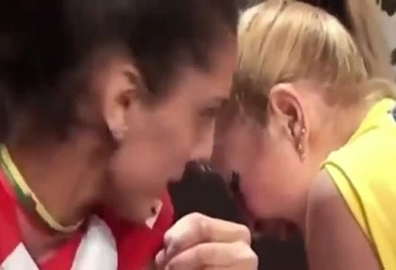Cris effrayant d’une femme lors d’un bras de fer