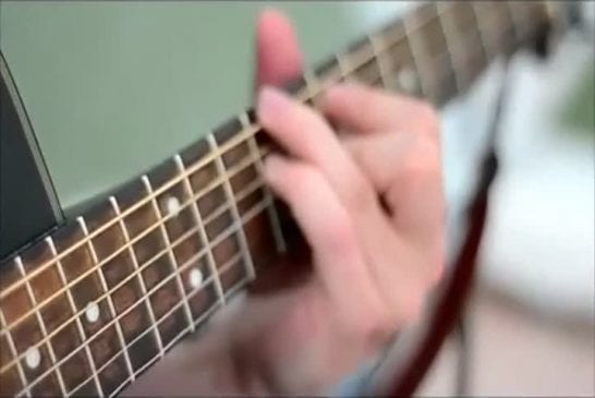 Cordes de guitare vues par une caméra à haute vitesse