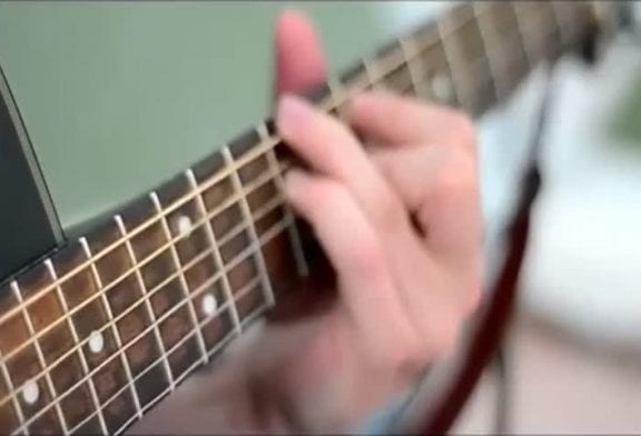 Cordes de guitare vues par une caméra à haute vitesse