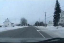Conducteur chanceux évite une collision