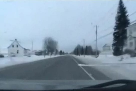 Conducteur chanceux évite une collision