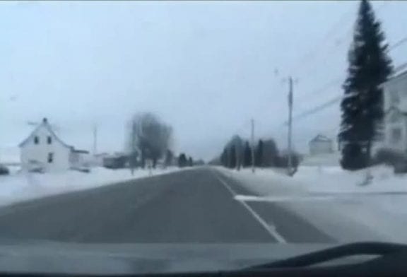 Conducteur chanceux évite une collision