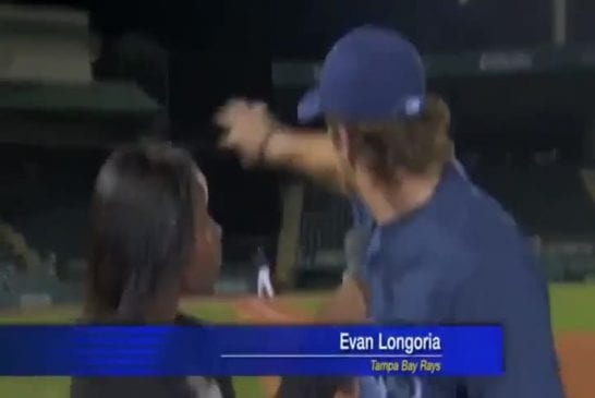 Sauver la journaliste en attrapant la balle au vol