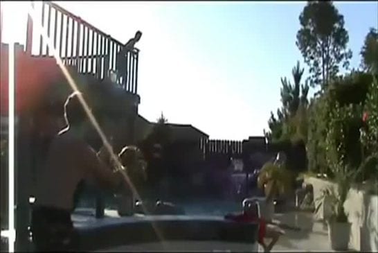 Dunk de basket dans la piscine