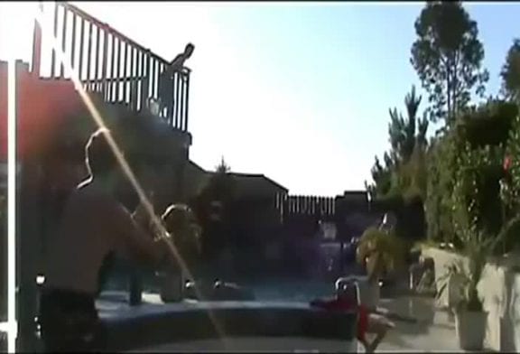 Dunk de basket dans la piscine