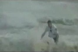 Flic se fait giffler par une énorme vague