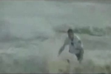 Flic se fait giffler par une énorme vague
