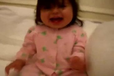 Bébé avec un drôle de rire