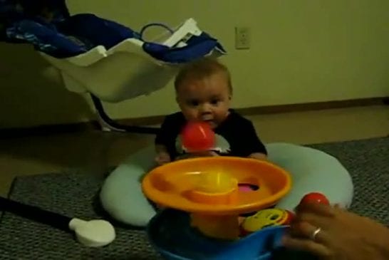 Bébé fasciné par un jeu de boules