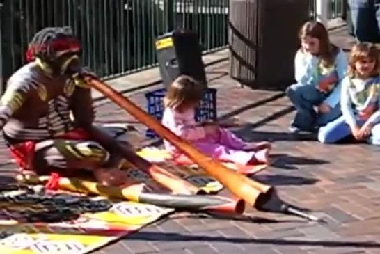 Jouer de la techno avec un didgeridoo