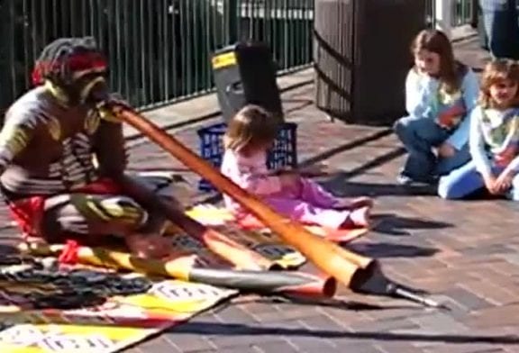 Jouer de la techno avec un didgeridoo