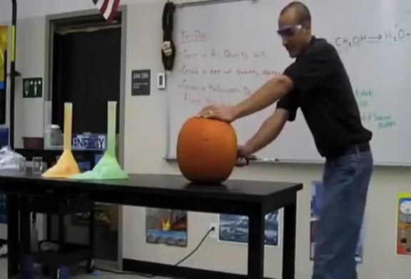 Professeur de sciences sculpte une citrouille