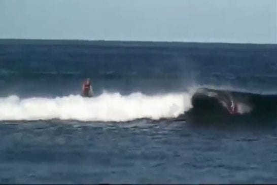 Un surfeur à la traîne