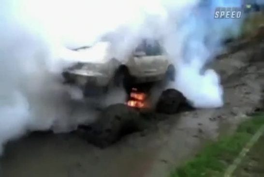 Faire exploser sa voiture dans la boue