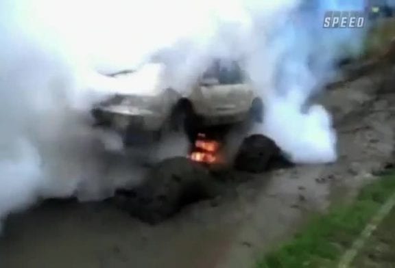 Faire exploser sa voiture dans la boue