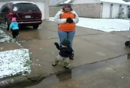 Enfants font un faceplant dans une flaque d’eau