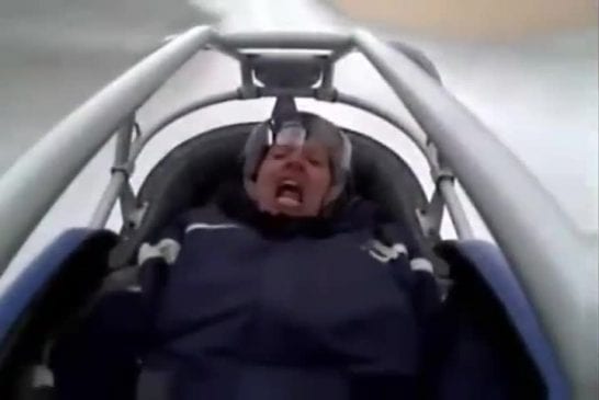 Homme terrifié pendant la descente en bobsleigh