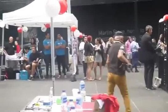 Femme officier de police qui danse durant le service