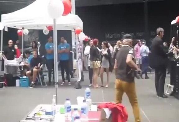 Femme officier de police qui danse durant le service