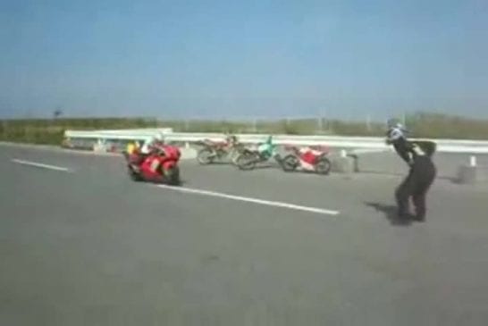 Chute épique en moto