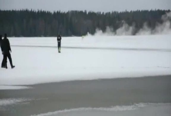 Luge à moteur sur la glace