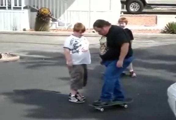 Gros tombe d’une planche à roulettes