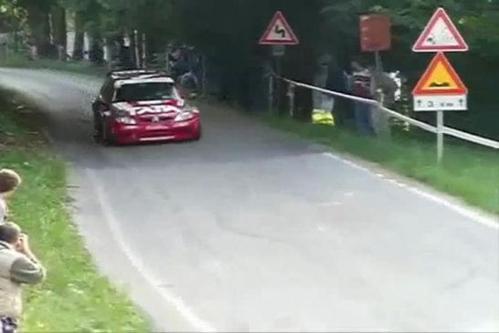 Voiture de rallye perd les deux roues