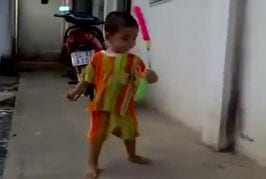 Petit enfant qui maîtrise incroyablement bien des nunchuck
