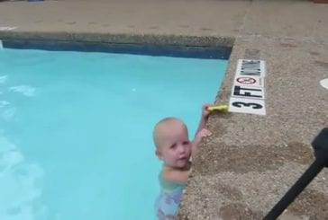 Bébé nageur traverse une pisince sous l’eau